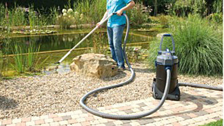 Vysávání nečistot z jezírka